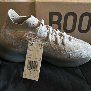 Yeezy Boost 380 fits mens 5.5 women’s 7.5 BRANDNEW